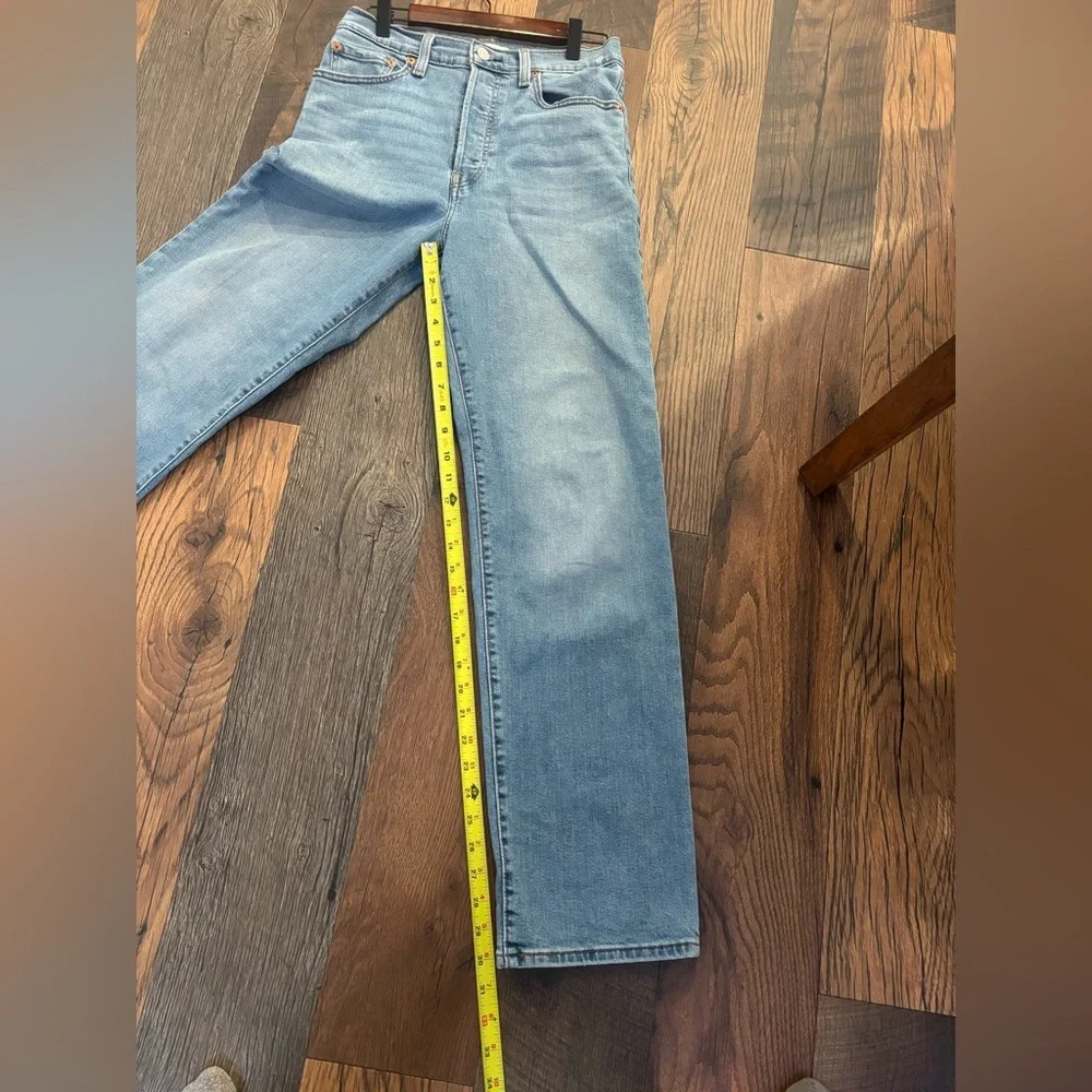 Levi's Ribcage Straight Leg Button Fly High Rise 24W Great Condition! - Picture 3 of 13